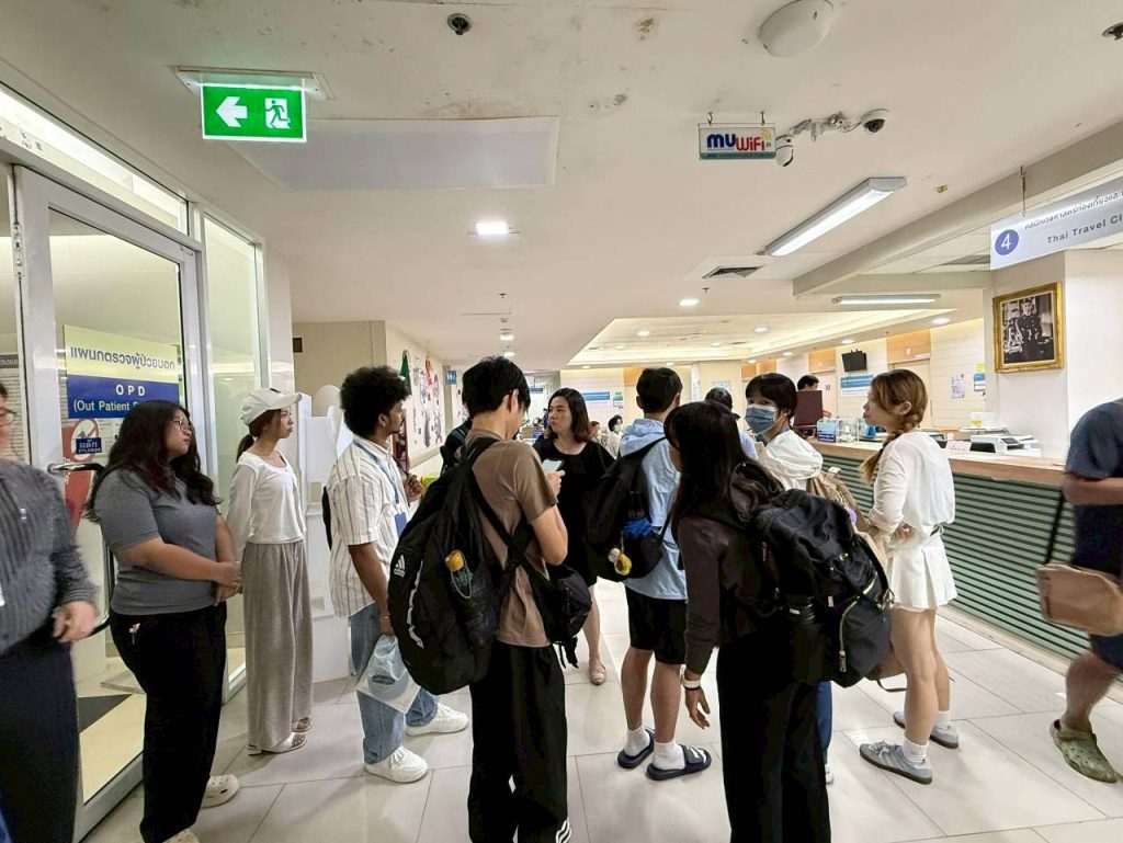 LINE_ALBUM_Hospital for Tropical Diseases_260809_4_1