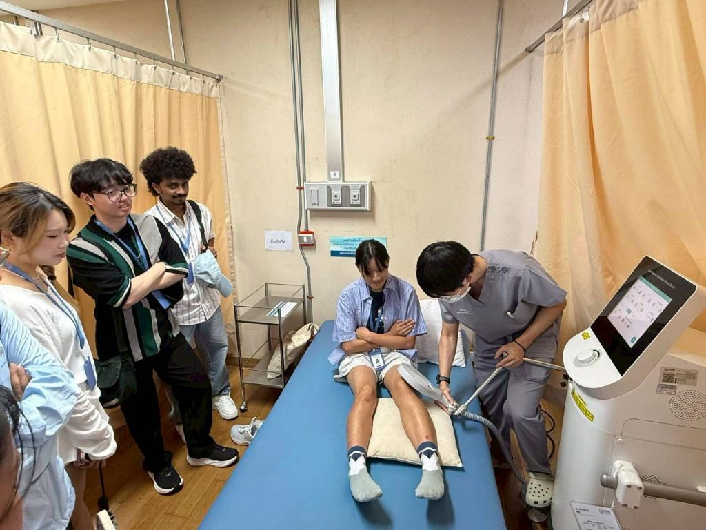 LINE_ALBUM_Hospital for Tropical Diseases_260809_6_1