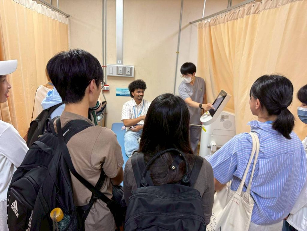 LINE_ALBUM_Hospital for Tropical Diseases_260809_7_1
